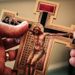 close-up photography of crucifix